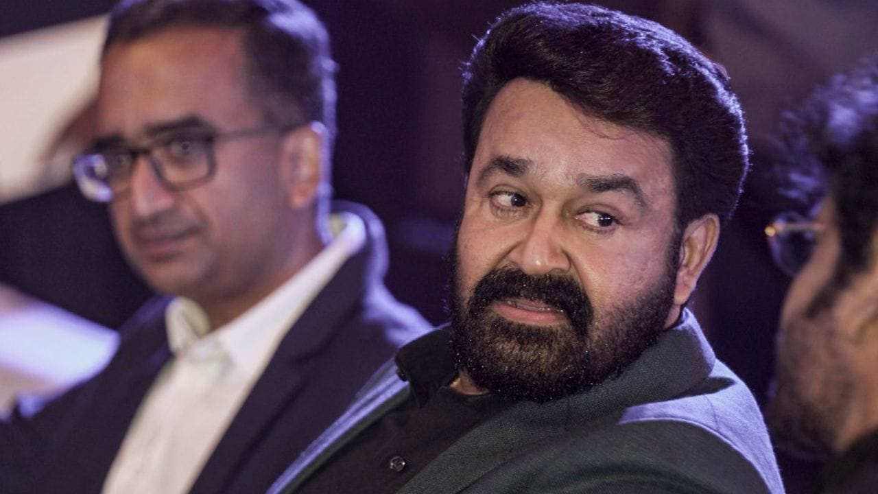 "મણિચિત્રથાઝુ" ને હિન્દીમાં "ભૂલ ભુલૈયા" તરીકે રીમેક કરવામાં આવી હતી, જ્યારે "બોઇંગ બોઇંગ" ને હિન્દીમાં "ગરમ મસાલા" તરીકે રીમેક કરવામાં આવી હતી. 