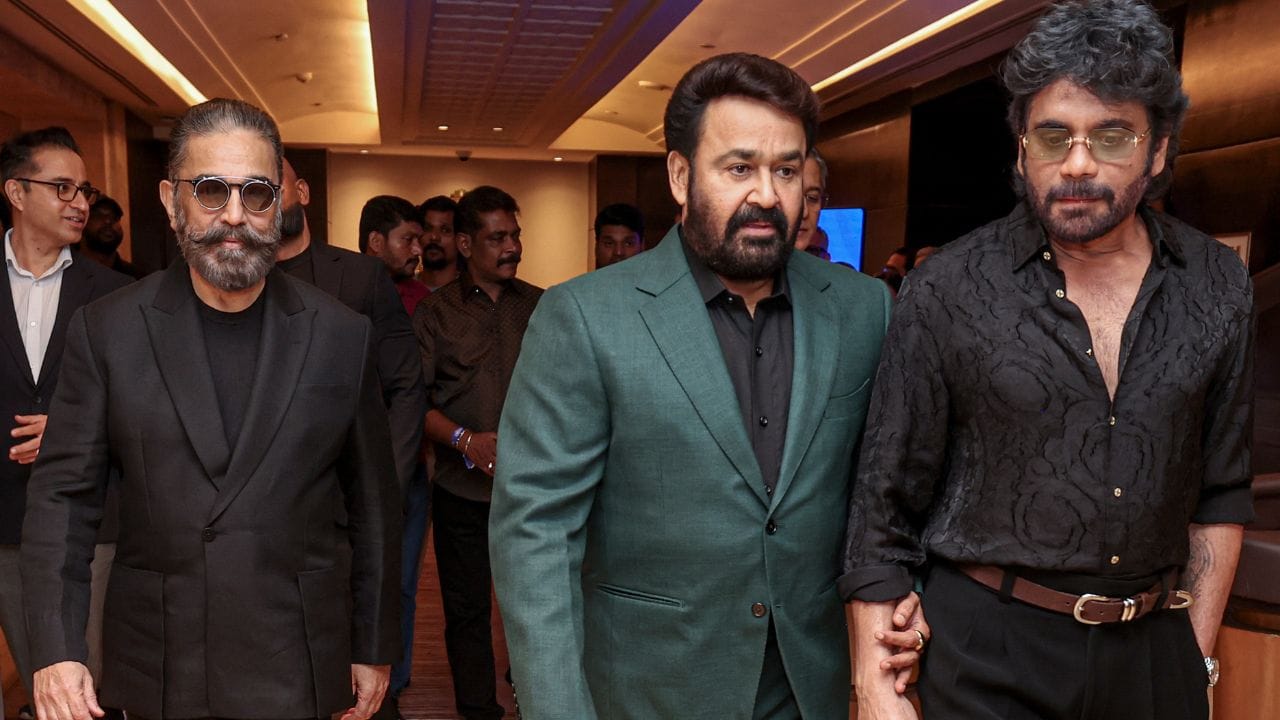  અજય દેવગણની "દ્રશ્યમ" પણ મોહનલાલની સાઉથ ફિલ્મની હિન્દી રીમેક છે. અભિનેતા હોવા ઉપરાંત, મોહનલાલ એક સિંગર, નિર્માતા, દિગ્દર્શક અને ડિસ્ટ્રીબ્યુટર પણ છે. તે પ્રતિ ફિલ્મ 4-5 કરોડ રૂપિયા ચાર્જ કરે છે.