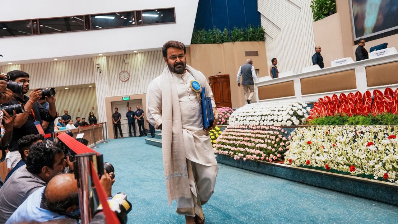 તેમની પાસે ઉટી અને દુબઈના બુર્જ ખલીફામાં ફ્લેટ છે. બુર્જ ખલીફામાં તેમનો એપાર્ટમેન્ટ 29મા માળે છે. તેમની પાસે છ લક્ઝરી કાર છે જેમાં મર્સિડીઝ-બેન્ઝ, BMW, જગુઆર અને રેન્જ રોવરનો સમાવેશ થાય છે.