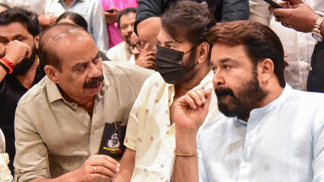  તેમનો એક મોટો ભાઈ પ્યારેલાલ હતો (2000 માં હૃદય સંબંધિત સમસ્યાઓને કારણે તેમનું અવસાન થયું).તેમણે તિરુવનંતપુરમની સરકારી મોડેલ બોય્સ હાયર સેકન્ડરી સ્કૂલમાં અભ્યાસ કર્યો અને તિરુવનંતપુરમની મહાત્મા ગાંધી કોલેજમાંથી વાણિજ્ય સ્નાતકની ડિગ્રી મેળવી.