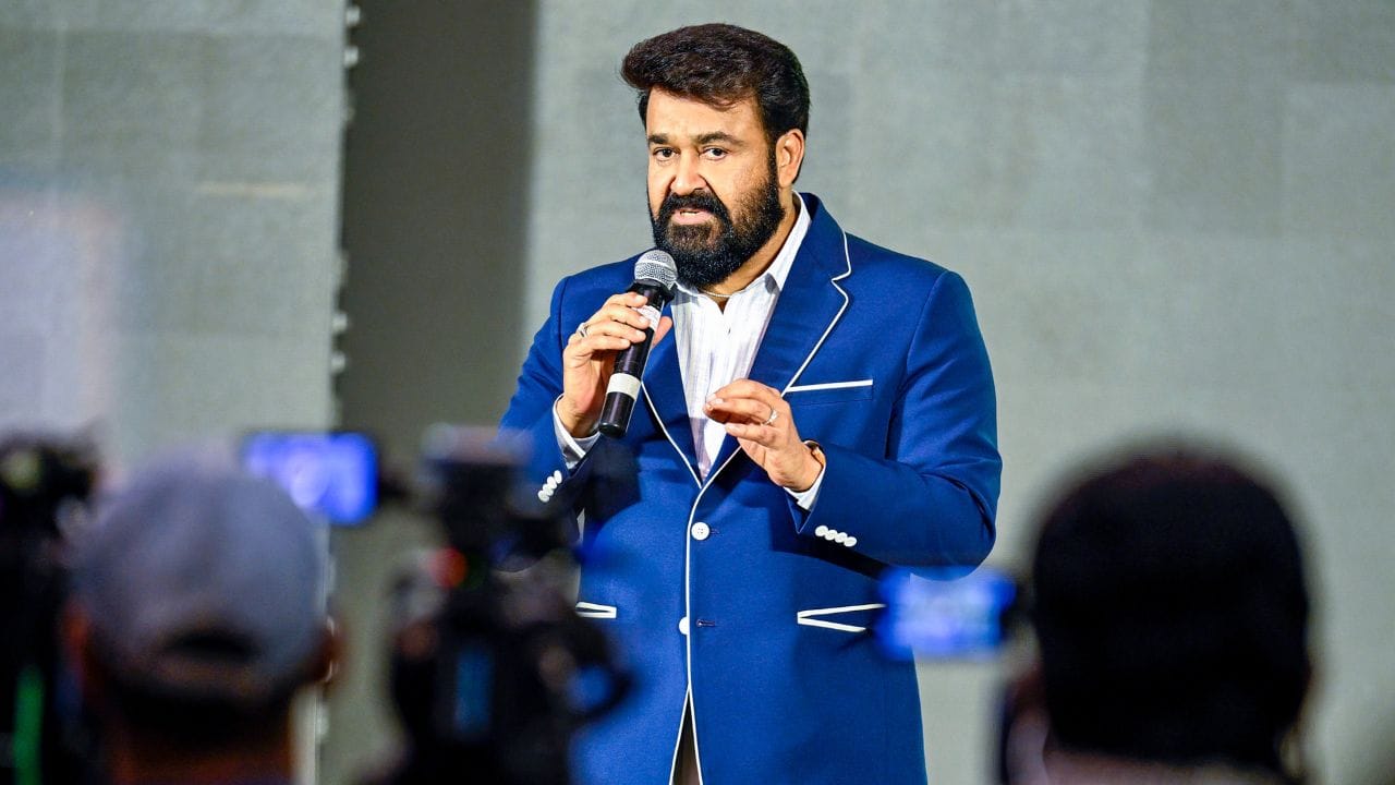 છઠ્ઠા ધોરણમાં મોહનલાલની પહેલી ભૂમિકા કમ્પ્યુટર બોય નામના સ્ટેજ નાટકમાં તેમણે નેવું વર્ષના વૃદ્ધની ભૂમિકા ભજવી હતી.1977 અને 1978 દરમિયાન તેઓ કેરળ રાજ્ય કુસ્તી ચેમ્પિયન બન્યા હતા. 