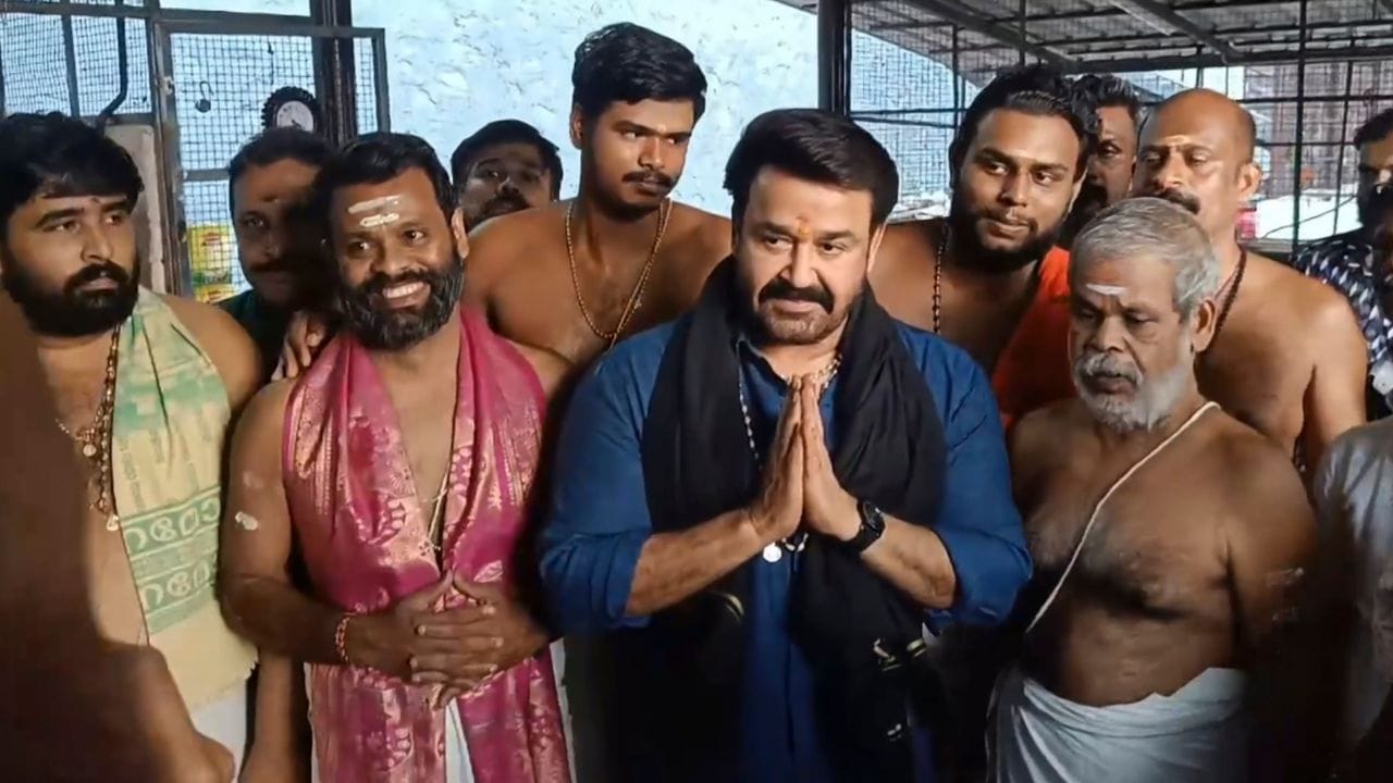  મોહનલાલનું નામ તેમના મામા ગોપીનાથન નાયરે રાખ્યું હતું, જેમણે શરૂઆતમાં તેમનું નામ રોશનલાલ રાખવાનું નક્કી કર્યું અને પછી "મોહનલાલ" પસંદ કર્યું. 