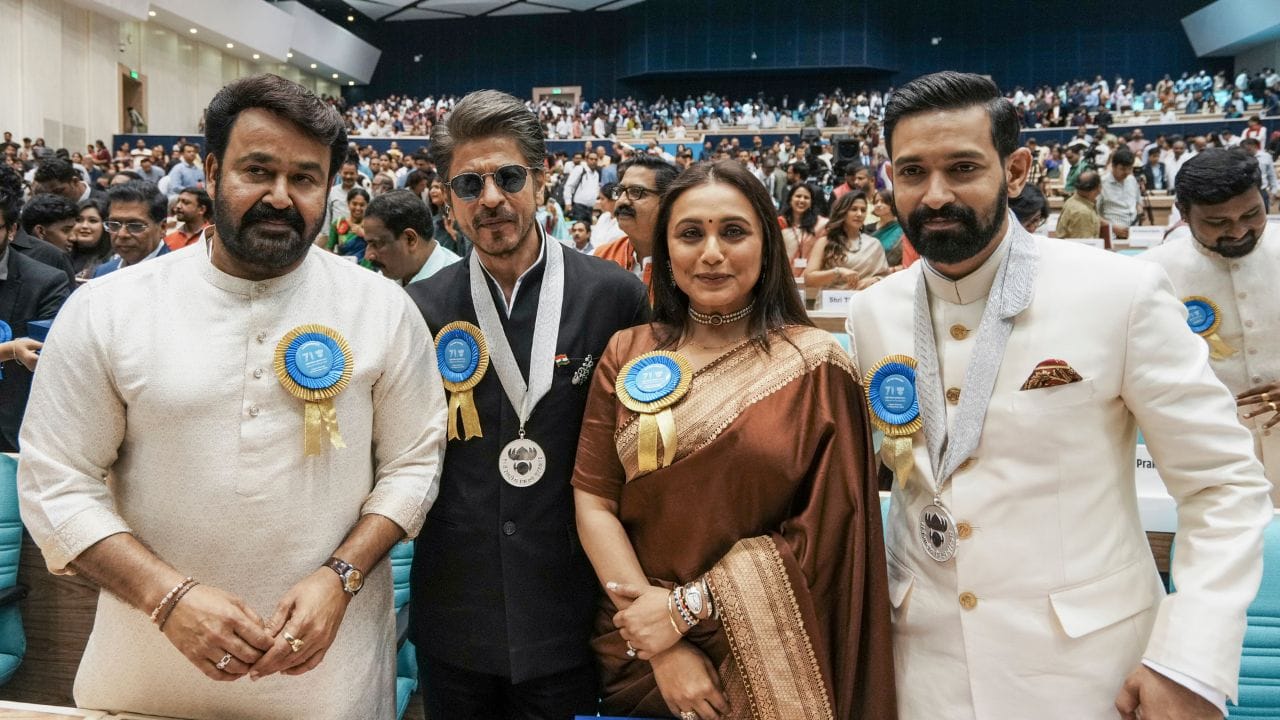 જોકે, તેમના પિતાએ તેમને તેમની અટક આપવાનું ટાળ્યું. તેમના પિતા મક્કમ હતા કે તેમણે તેમની જાતિનું નામ (નાયર) અટક તરીકે ન રાખવું જોઈએ મોહનલાલ માત્ર એક અભિનેતા જ નથી પણ એક સફળ ઉદ્યોગપતિ પણ છે.