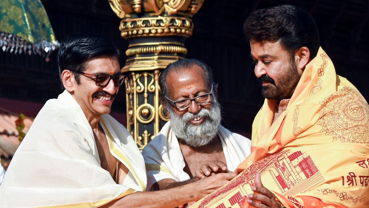  મોહનલાલે ફિલ્મ "મંજિલ વિરિંજા પૂક્કલ" (1980) થી પોતાની ફિલ્મી કારકિર્દીની શરૂઆત કરી હતી. આ ફિલ્મ એક રોમેન્ટિક ડ્રામા ફિલ્મ હોવા છતાં, મોહનલાલે વિલનની ભૂમિકા ભજવી હતી.