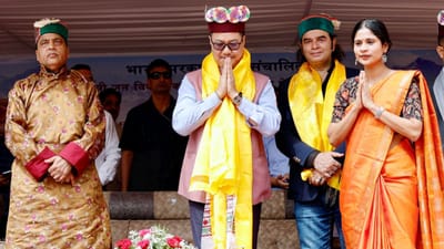 સિંગર મોહિત ચૌહાણ એક કોન્સર્ટ દરમિયાન પડી ગયા હોવાની ચર્ચાઓ થઈ છે, પરંતુ તેમને કોઈ ઈજા થઈ નથી. તેમની તબિયત સારી છે. અફવા ફેલાઈ હતી કે તેમને હોસ્પિટલમાં દાખલ કરવામાં આવ્યા છે.