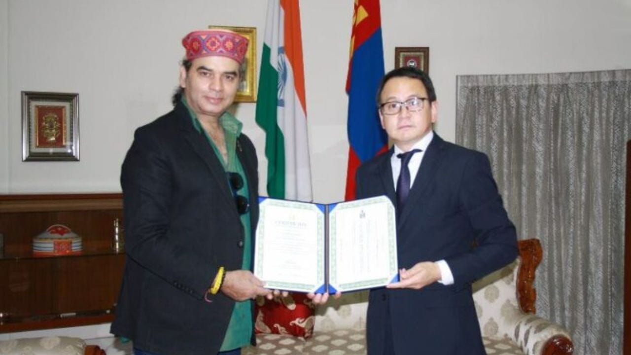 પોતાની મહેનત દ્વારા તેમણે બોલિવૂડમાં પોતાનું નામ કમાવ્યું છે.90ના દાયકામાં મોહિતે તેના મિત્રો સાથે મળીને એક બેન્ડ બનાવ્યું, જેને તેમણે સિલ્ક રૂટ નામ આપ્યું.