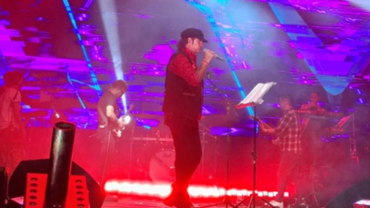 મોહિત ચૌહાણ પ્લેબેક સિંગર છે, જે બોલિવુડ ઈન્ડસ્ટ્રીમાં તેમના કામ માટે જાણીતા છે. તેઓ સિલ્ક રૂટ બેન્ડનો ભાગ હતા. આજે આપણે મોહિત ચૌહાણના પરિવાર વિશે વાત કરીશું.