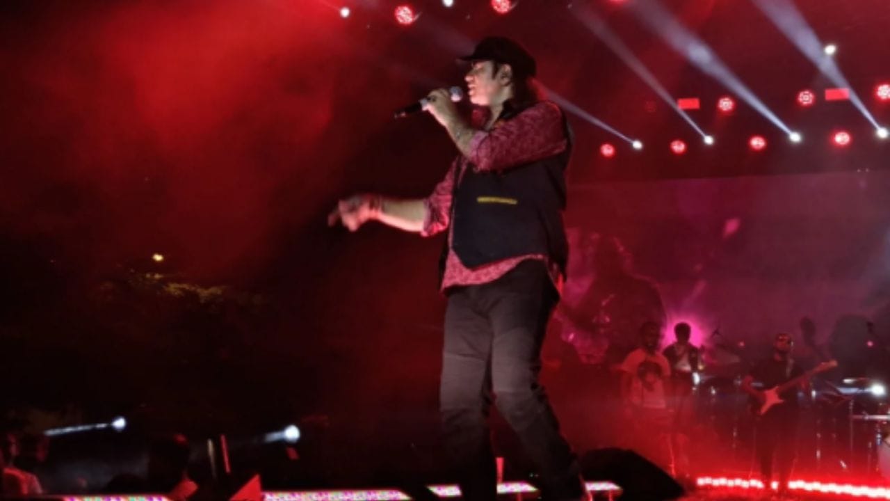 મોહિત ચૌહાણે એનેક ભાષાઓની ફિલ્મો અને આલ્બમ માટે ઘણા ગીતો રેકોર્ડ કર્યા છે, અને તે સૌથી ફેમસ ઇન્ડીપોપ ગાયકોમાંના એક છે.