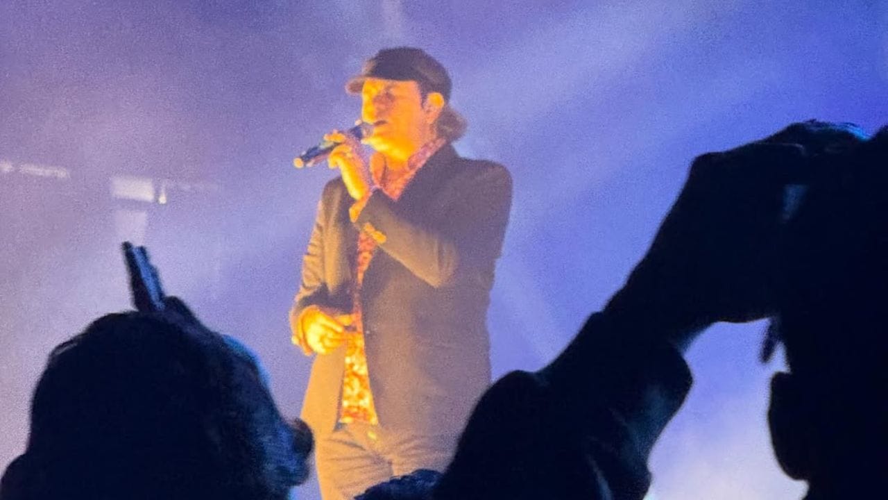 મોહિત ચૌહાણનો જન્મ 11 માર્ચ 1966ના રોજ હિમાચલ પ્રદેશના સિરમૌર જિલ્લાના નાહાન શહેરમાં થયો હતો. તેમનો એક મોટો ભાઈ અને એક નાની બહેન છે. 