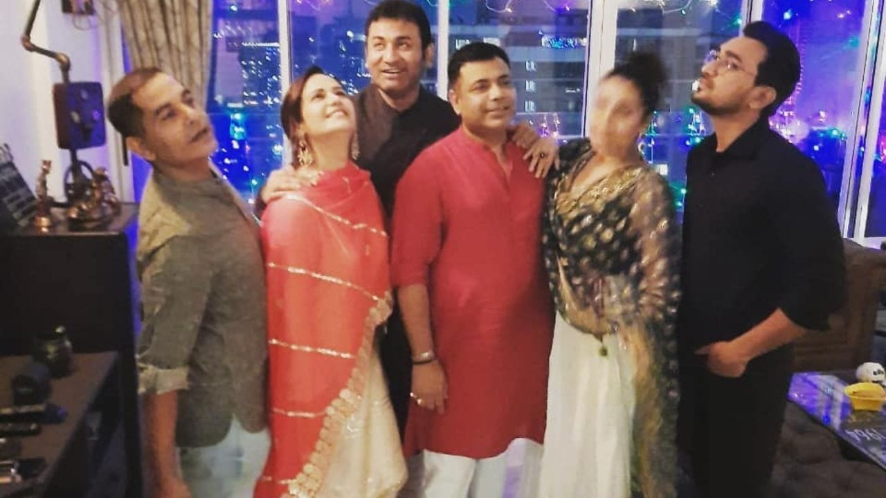 મોના સિંહ એક અભિનેત્રી છે જે હિન્દી ફિલ્મો અને વેબસિરીઝમાં કામ કરે છે. મોના સિંહને સોપ ઓપેરા જસ્સી જૈસી કોઈ નહીં 2003–2006 થી ખુબ જ ફેમસ થઈ હતી. મોના સિંહને બે ITA એવોર્ડ અને એક ફિલ્મફેર OTT એવોર્ડ મળ્યો છે.