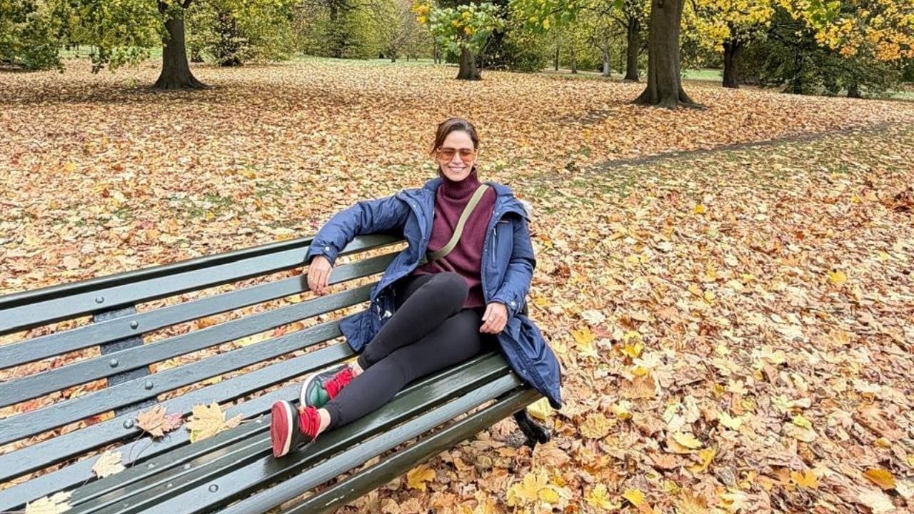 મોના સિંહે પોતે ખુલાસો કર્યો હતો કે જ્યારે "જસ્સી જૈસી કોઈ નહીં" સિરીયલનું શૂટિંગ શરૂ થયું, ત્યારે નિર્માતાઓએ તેની સાચી ઓળખ ગુપ્ત રાખવાનો નિર્ણય લીધો. કરાર એટલો કડક હતો કે મોનાને તે રિયલ લાઈફમાં કેવી દેખાતી હતી અથવા તેનું સાચું નામ શું હતું તે જાહેર કરવાની પણ મંજૂરી નહોતી.