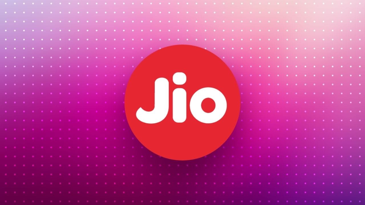 રિલાયન્સના ડિજિટલ ક્ષેત્રમાં Jio સૌથી મોટું કમાણીનું એન્જિન બનતું જઈ રહ્યું છે. આગામી 12 થી 24 મહિનામાં Jioના વાયરલેસ સબ્સ્ક્રાઇબર બેઝમાં 3 થી 6 ટકા સુધીની વૃદ્ધિ થવાની ધારણા છે. ઉપરાંત, વધુ કિંમતી પ્લાન્સ અને વધતા ડેટા વપરાશને કારણે ARPU (સરેરાશ આવક પ્રતિ વપરાશકર્તા)માં પણ સુધારો જોવા મળશે. નાણાકીય વર્ષ 2026માં ડિજિટલ સર્વિસિસ અને JioStar મળીને EBITDAમાં આશરે ₹80,000 કરોડનો ફાળો આપી શકે છે, જે રિલાયન્સની કુલ આવકના આશરે 43 ટકા છે.