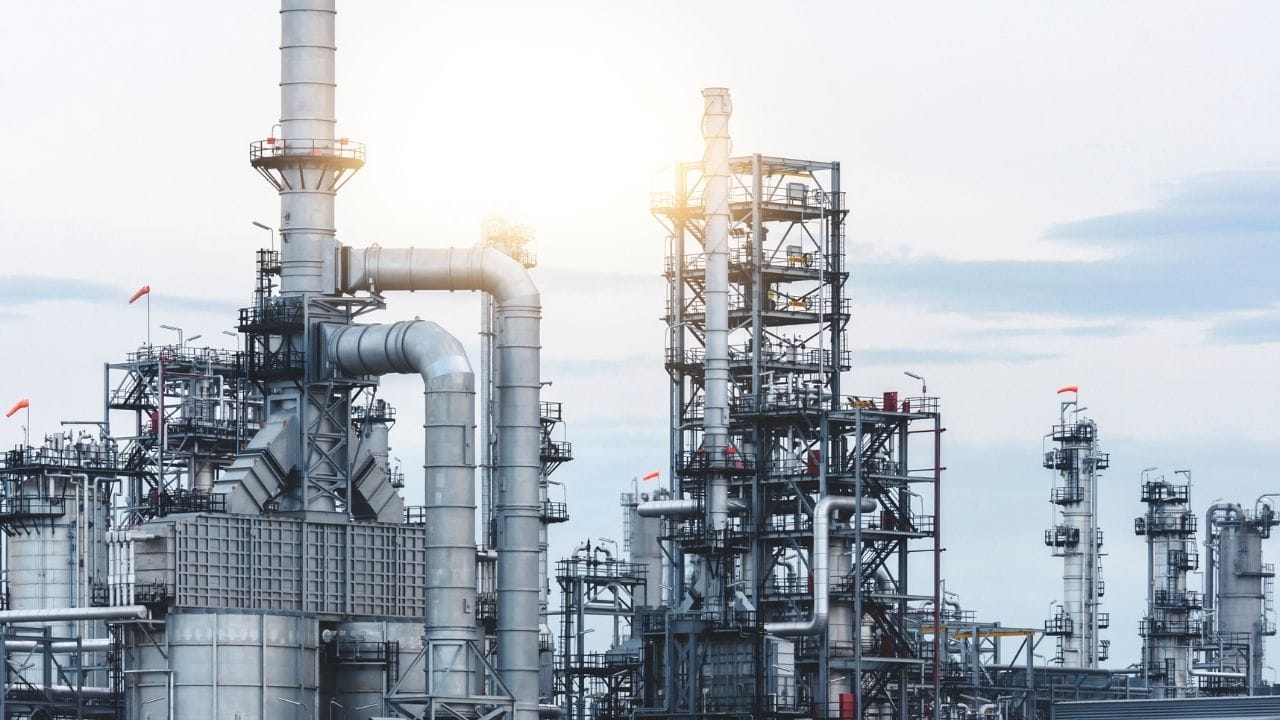 યુક્રેન યુદ્ધને કારણે ક્રેમલિનના ભંડોળને રોકવા માટે અમેરિકાએ ઓક્ટોબરમાં રશિયાની બે મોટી તેલ કંપનીઓ—રોઝનેફ્ટ અને લ્યુકોઇલ—પર પ્રતિબંધો લાદ્યા હતા. આ પગલાં બાદ ભારતીય રિફાઇનરીઓને બિન-મંજૂરી પામેલા રશિયન ઉત્પાદકો તરફ વળવું પડ્યું હતું અથવા અન્ય દેશોથી વધુ ખર્ચાળ તેલ ખરીદવું પડ્યું હતું.