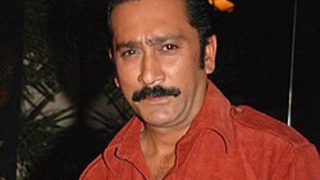 જોકે, અભિનેતાના શરૂઆતના દિવસોમાં, તેમણે તેમની પહેલી ફિલ્મથી જ લોકોના દિલ જીતી લીધા હતા. મુકેશ તિવારીના પરિવાર અને પર્સનલ લાઈફ વિશે રસપ્રદ વાતો જાણીએ.