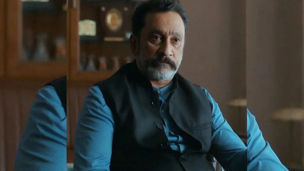 મુકેશ તિવારી એક બોલિવુડ અભિનેતા છે, જેમણે મુખ્યત્વે બોલીવુડ અને તમિલ, પંજાબી, કન્નડ અને તેલુગુ ફિલ્મોમાં કામ કર્યું છે. તેઓ વિલન અને સાઇડ રોલ કરવા માટે જાણીતા છે. 