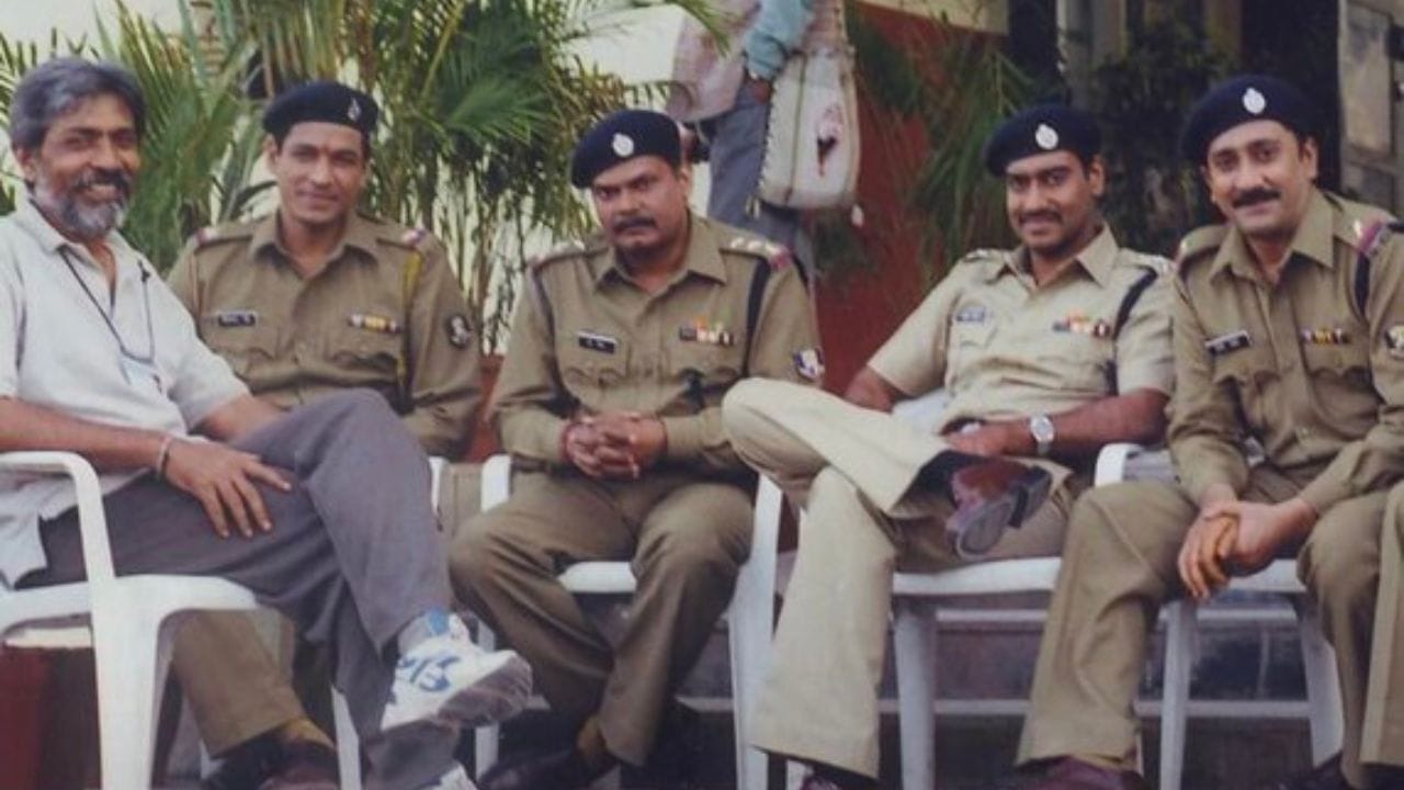 મુકેશ તિવારીનો જન્મ 24 ઓગસ્ટ 1969 ના રોજ મધ્યપ્રદેશમાં થયો હતો. તેમનો ઉછેર એક સામાન્ય પરિવારમાં થયો હતો. મુકેશ તિવારી નાના હતા ત્યારે તેમના પિતાનું અવસાન થયું હતું, અને તેમની માતાએ તેમને એકલા ઉછેર્યા હતા. 