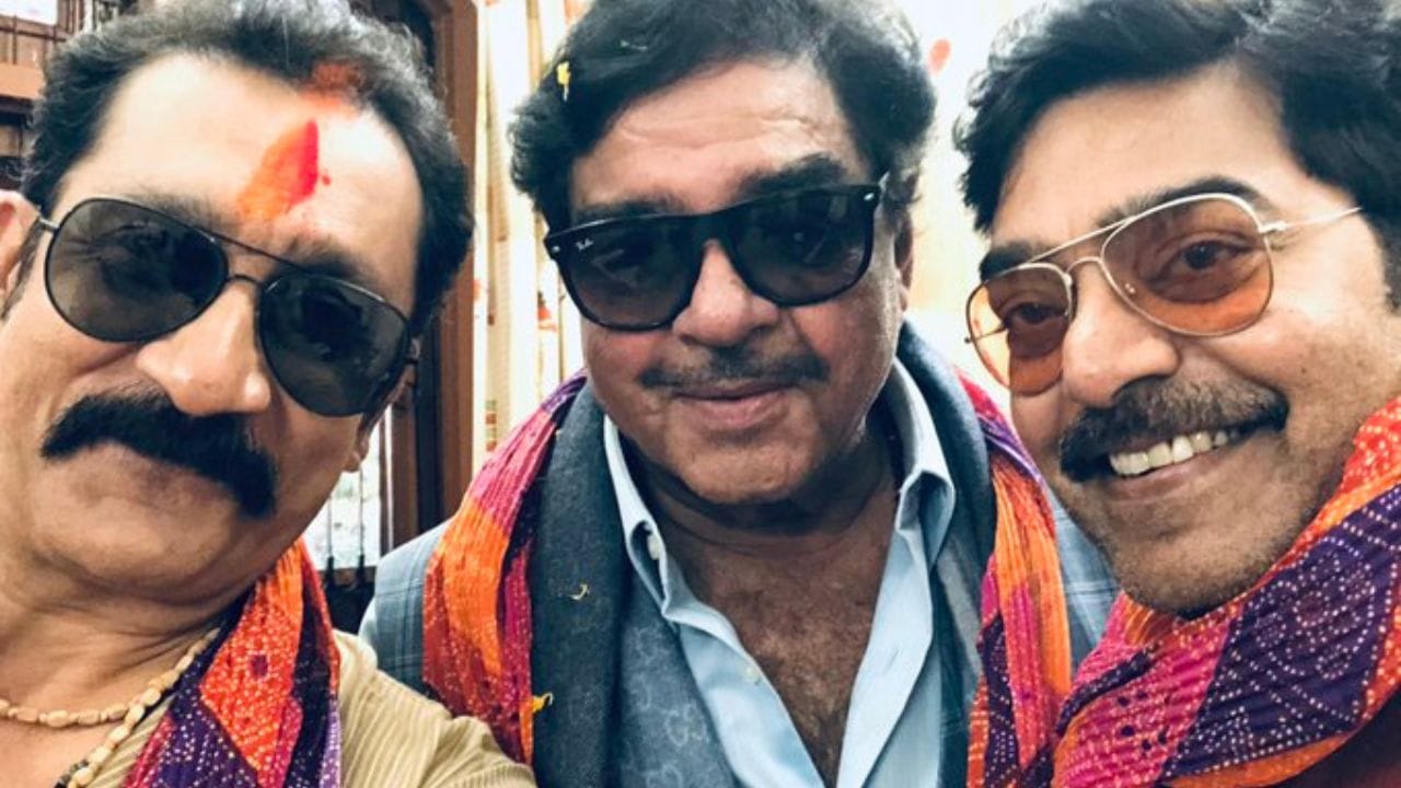 હિન્દી-માધ્યમ સંસ્થામાં શાળા પૂર્ણ કર્યા પછી, તેઓ નવી દિલ્હીમાં નેશનલ સ્કૂલ ઓફ ડ્રામા (NSD) માં જોડાયા, જ્યાં તેમને શરૂઆતમાં અંગ્રેજી ભાષામાં મુશ્કેલી પડતી હતી અને ઘણીવાર તેઓ મદદ માટે સહપાઠીઓ પર આધાર રાખતા હતા.  