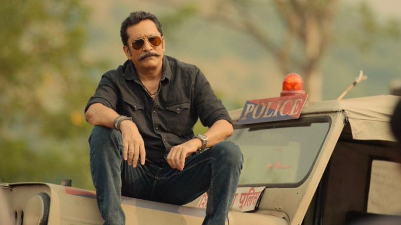 તેમની ઓન-સ્ક્રીન વિલનની ભૂમિકાઓ માટે જાણીતા હોવા છતાં, તિવારી તેમના યોગદાન માટે જાણીતા છે, ઘણીવાર તેમના વતન સાગર અને અન્ય વંચિત સમુદાયોના વ્યક્તિઓને મદદ કરે છે. 