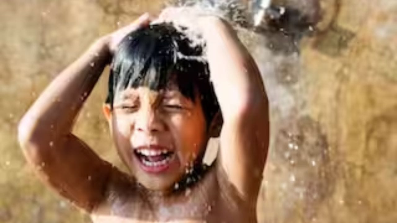 ડૉક્ટરે સમજાવ્યું કે આમ કરવાથી સ્નાયુઓ મજબૂત થાય છે અને કસરત અને અન્ય શારીરિક પ્રવૃત્તિઓમાં મદદ મળે છે. ડૉ. બંસલે સમજાવ્યું કે ઠંડુ કે સામાન્ય પાણી આપણી ત્વચાને ચમકદાર અને સ્વસ્થ બનાવે છે. તેનો સૌથી મોટો ફાયદો રક્ત પરિભ્રમણમાં સુધારો અને તણાવ ઓછો કરવાનો છે. વધુમાં શરીર દિવસભર સક્રિય રહે છે. જોકે ડૉક્ટરે ચેતવણી આપી હતી કે આ પ્રથા કોણે ટાળવી જોઈએ.