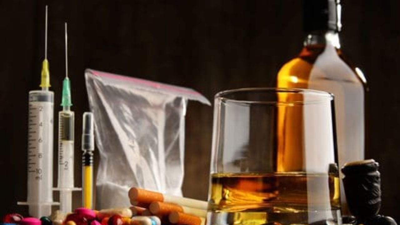 ઑનલાઇન અથવા સ્કૂલ/કોલેજ હેલ્પલાઇનનો ઉપયોગ કરો: ઘણા કોલેજોમાં એન્ટિ–ડ્રગ સેલ હોય છે. અહીં કોઈ તમને દબાણ કરે તો ફરિયાદ નોંધાવી શકો. તે ઉપરાંત અનેક ngo અને ઑનલાઇન હેલ્પલાઈન યુવાનોને કાઉન્સેલિંગ અને માર્ગદર્શન આપે છે.
