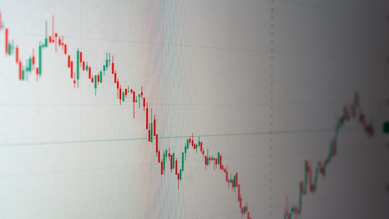 મુખ્ય ઇન્ડેક્સ નિફ્ટી (NIFTY) ના લોટ સાઇઝમાં ઘટાડો કરવામાં આવ્યો છે. અત્યાર સુધી એક લોટમાં 75 શેર હતા, પરંતુ હવે નવા નિયમ મુજબ 65 શેરનો એક લોટ રહેશે. વર્ષ 2025ની શરૂઆતમાં SEBI દ્વારા લોટ સાઇઝ 25થી વધારીને 75 કરવામાં આવી હતી, પરંતુ હવે વર્ષના અંતે તેમાં ફરી ઘટાડો કરવામાં આવ્યો છે.