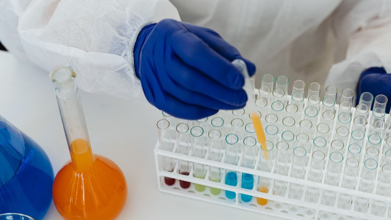 જ્યારે પણ પોલીસને લાગે છે કે ગુનેગાર જૂઠું બોલે છે કે સમગ્ર સત્ય ઉજાગર કરી રહ્યો નથી અને તપાસમાં અડચણ ઊભી થાય છે ત્યારે નાર્કો ટેસ્ટ કરવામાં આવે છે. જોકે પોલીસ કોઇ પણ આરોપીની મરજી વિરૂધ્ધ નાર્કો ટેસ્ટ કરાવી શકતી નથી. આ માટે પોલીસે સ્થાનિક કોર્ટની પરવાનગી લેવી પડશે. મંજૂરી બાદ જ પોલીસને તપાસનો અધિકાર મળે છે.