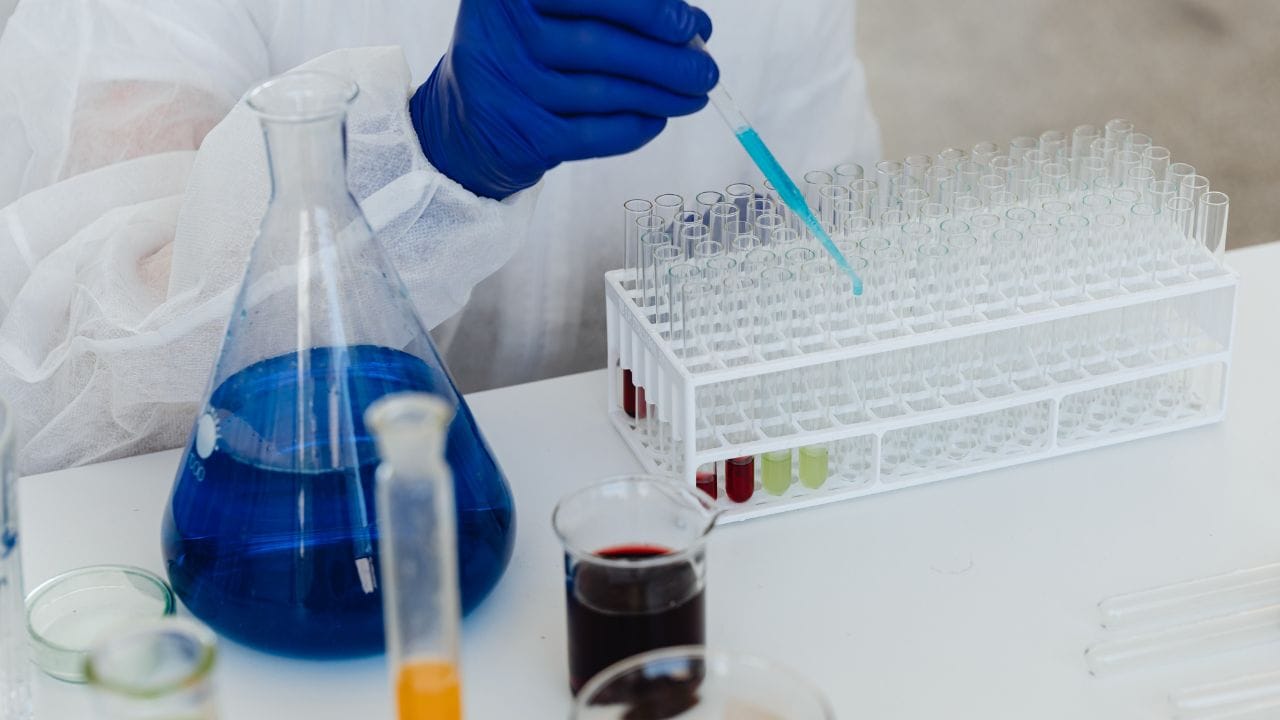 (Disclaimer: જો તમારી પાસે કોઈ ચોક્કસ કેસ હોય તો કાનૂની નિષ્ણાત (વકીલ) ની સલાહ લેવી સલાહભર્યું છે. અહીં આપેલી માહિતી ફક્ત કોર્ટના નિર્ણયો અને કલમોને આધારે આપવામાં આવી છે. તમારે કોઈ કેસ માટે જાણવું હોય તો યોગ્ય વકીલની સલાહ લઈ શકો છો.)(All Image Credit- Canva)