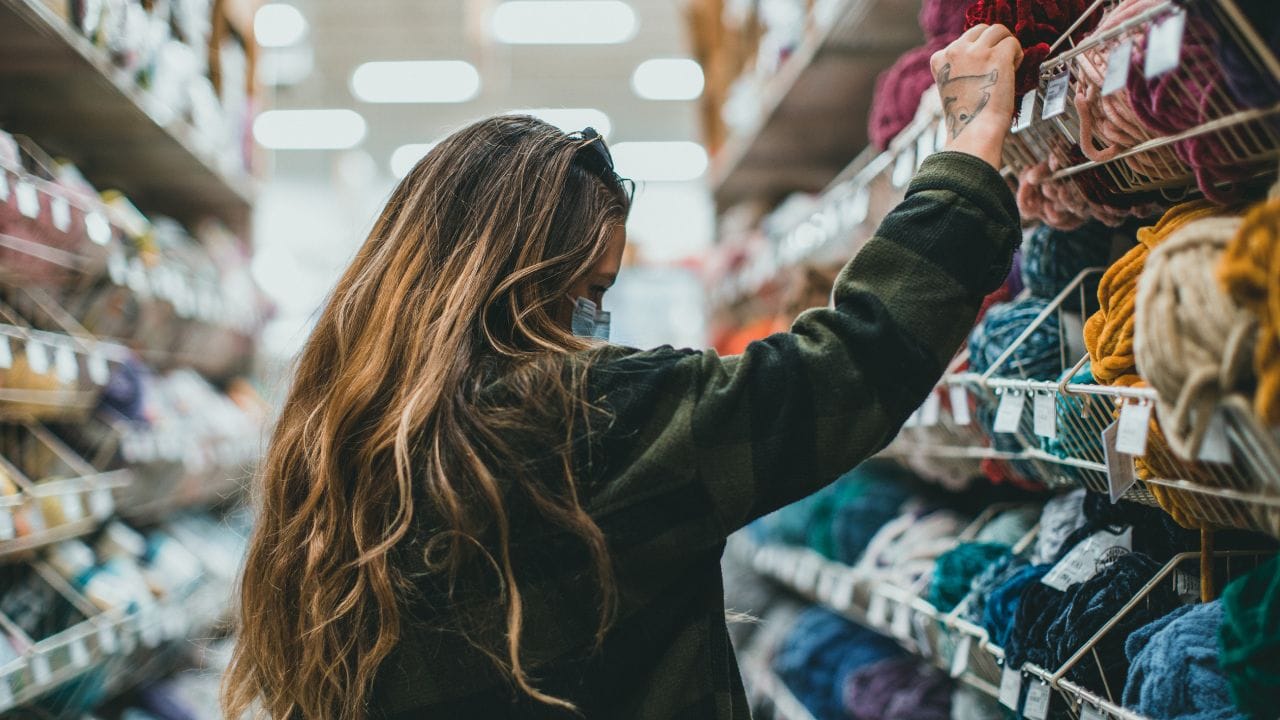 ભારતીય ગ્રાહકો સમજદાર હોવા છતાં, ઉત્પાદકો પણ એટલા જ ચાલાક છે અને ઘણીવાર ગ્રાહકોને છેતરે છે. આવી પરિસ્થિતિઓમાં, ગ્રાહકો ખરાબ સામાન વિશે ફરિયાદ કરવા ક્યાં જઈ શકે છે અને તેમની ફરિયાદ કેવી રીતે નોંધાવી શકે છે? ચાલો તેના વિશે વિસ્તારથી જાણીએ.