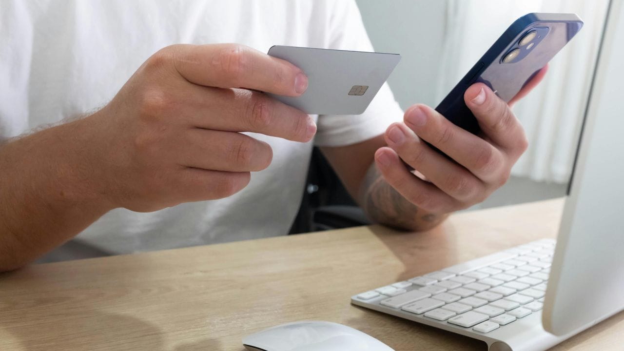  કસ્ટમર કેર સ્ટોર કે પછી કંપનીના કસ્ટમર કેરની હેલ્પલાઈન નંબર પર કોલ કરી તમારી ફરિયાદ નોંધાવી શકો છો. કસ્ટમર કેર સાથે વાત કરી તમારી ફરિયાદ નોંધાવી શકો છો. આ સાથે તમે સ્ક્રીનશોર્ટ મોકલો અથવા ફોટો પણ અટેચ કરી શકો છો.