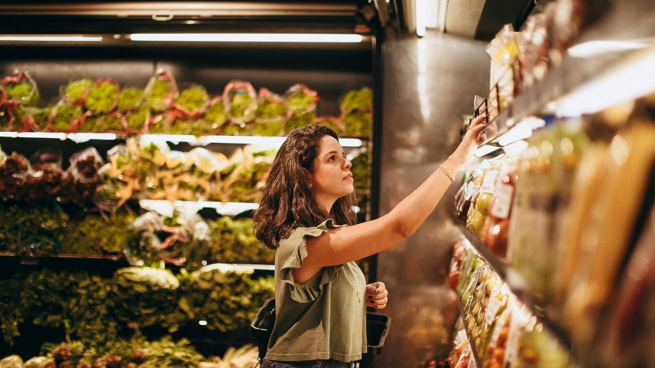 રાષ્ટ્રીય ગ્રાહક હેલ્પલાઇન નંબર પર કૉલ કરો. તમે રાષ્ટ્રીય ગ્રાહક હેલ્પલાઇન પર કૉલ કરીને તમારી ફરિયાદ નોંધાવી શકો છો.અથવા તમે ઓનલાઈન ફોર્મ ભરીને પણ ફરિયાદ નોંધાવી શકો છો. આ ફોર્મ તમને રાષ્ટ્રીય ગ્રાહકની વેબસાઈટ પર મળી જશે.