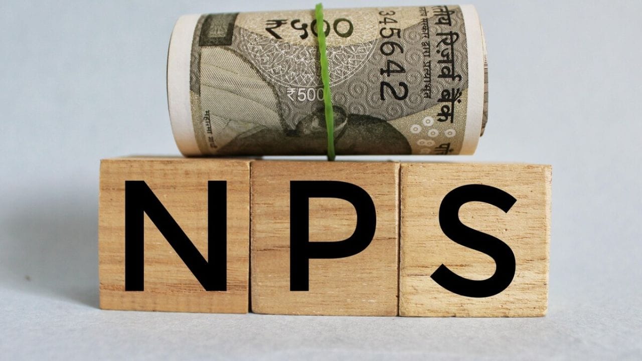 નેશનલ પેન્શન સિસ્ટમ (NPS) હવે નિવૃત્તિ આયોજન માટે વધુ લાભદાયક બની છે. નવા નિયમો હેઠળ, જો તમારું ભંડોળ ₹8 લાખ સુધીનું છે, તો તમે કોઈપણ શરત વિના સંપૂર્ણ રકમ ઉપાડી શકો છો. સાથે જ, રોકાણ માટેની ઉંમર મર્યાદા હવે 85 વર્ષ સુધી વધારી દેવામાં આવી છે. તેની ઓછા ખર્ચ અને ઉચ્ચ વળતરની વિશેષતાઓ તેને વૃદ્ધાવસ્થાની આર્થિક સુરક્ષા માટે મહત્વપૂર્ણ બનાવી છે.