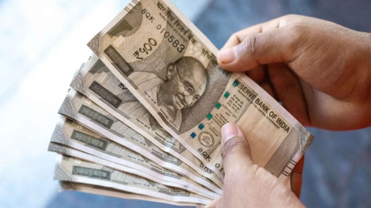 તાજેતરના નિયમોમાં બદલાવથી હવે ઉપાડ સરળ બની ગયો છે. સબ્સ્ક્રાઇબર્સ 15 વર્ષ પછી પણ NPSમાંથી બહાર નીકળી શકે છે. નાના રોકાણકારો માટે મોટી રાહત એ છે કે, જો તમારું NPS બેલેન્સ ₹8 લાખ સુધીનું છે, તો તમે સંપૂર્ણ રકમ ઉપાડી શકો છો અને વાર્ષિકી ખરીદવાની જરૂર નથી. વધુમાં, ₹12 લાખથી વધુ ભંડોળ ધરાવતા લોકો હવે 80% રકમ એક જ વખત ઉપાડી શકે છે અને માત્ર 20% વાર્ષિકીમાં રોકાણ કરવું પડે છે.