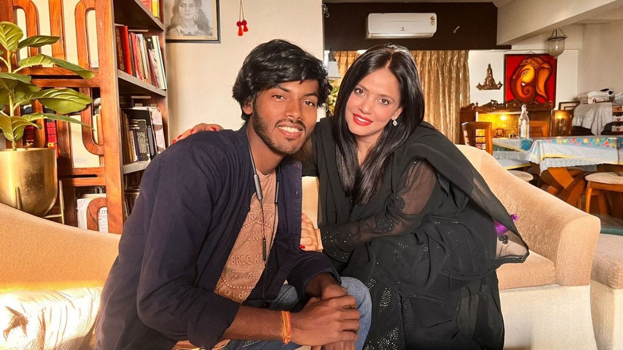 ફોટોશૂટના વિવાદો પણ નીતુના જીવનનો એક ભાગ રહ્યા છે. 2010 માં, તેમણે એક મેગેઝિન માટે કરેલા ફોટોશૂટ માટે ટીકાનો સામનો કરવો પડ્યો હતો.