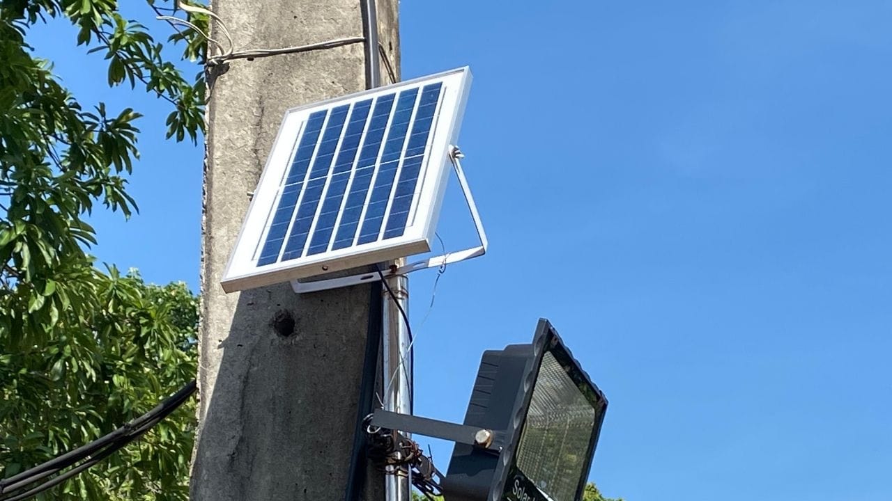 મીડિયા અહેવાલ મુજબ, સૌર ઊર્જા કોષ એટલે કે ફોટોવોલ્ટેઇક સેલ એ એવું નાનું ઉપકરણ છે, જે સૂર્યપ્રકાશને સીધું વીજળીમાં રૂપાંતરિત કરે છે. આ પ્રક્રિયામાં કોઈ પ્રદૂષણ ઉત્પન્ન થતું નથી, જેના કારણે સૌર ઊર્જા પર્યાવરણ માટે અનુકૂળ અને ખર્ચ બચાવનારી ઉર્જા તરીકે ઓળખાય છે. આજના સમયમાં તેનો ઉપયોગ ઘરો, ઉદ્યોગો અને વ્યાવસાયિક ક્ષેત્રોમાં ઝડપથી વધી રહ્યો છે.