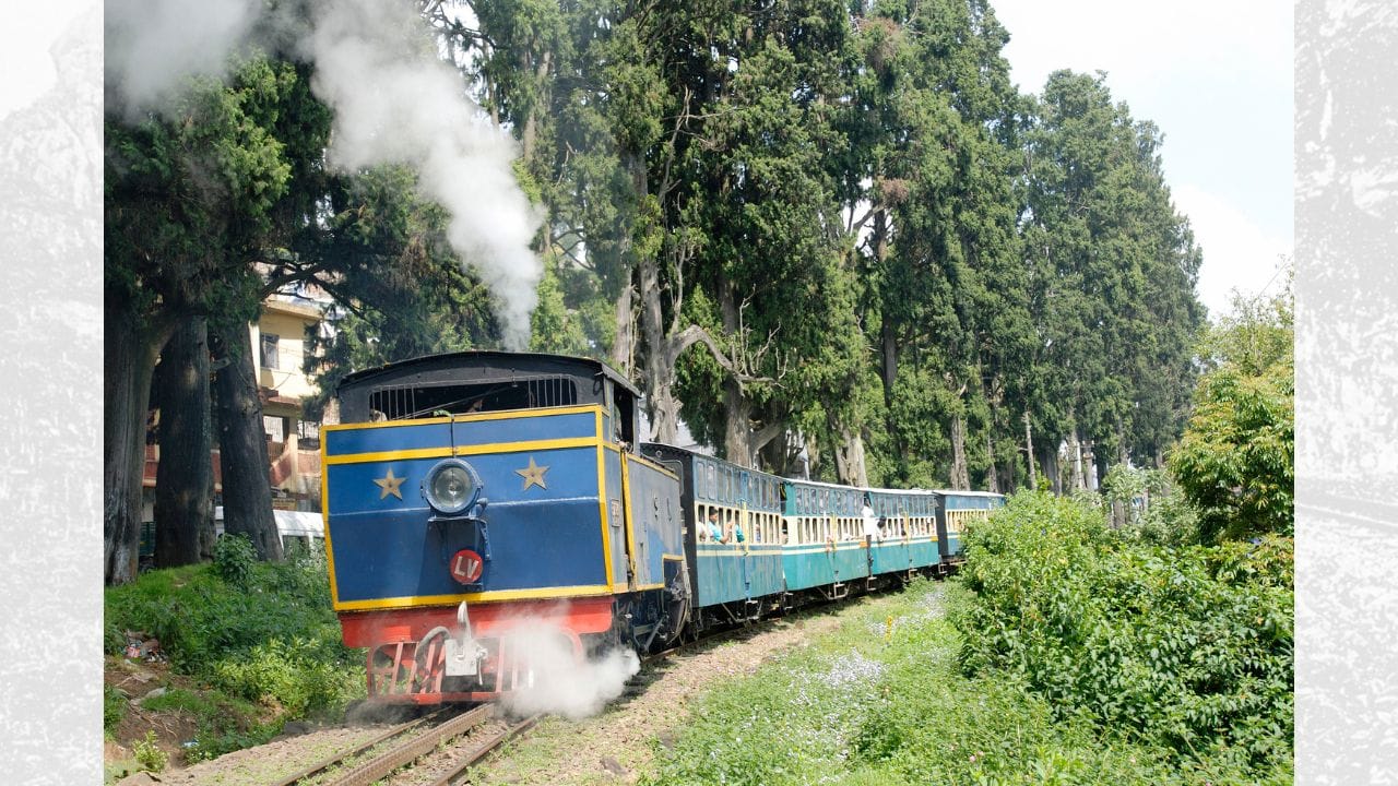 આ ટ્રેન એક કલાકમાં માત્ર આશરે 9 કિલોમીટર જ આગળ વધે છે. પરિણામે, 46 કિલોમીટરનું અંતર પૂરું કરવામાં તેને લગભગ 5 કલાકનો સમય લાગે છે. છતાં પણ, તેની આ ધીમી અને શાંત સફર જ તેને ભારતની સૌથી લોકપ્રિય અને રોમેન્ટિક ટ્રેનોમાં સ્થાન અપાવે છે. આ અનોખો અનુભવ માત્ર ભારતીય મુસાફરો નહીં, પરંતુ દુનિયાભરના પ્રવાસીઓને પણ ખૂબ આકર્ષે છે. ( Credits: Getty Images )