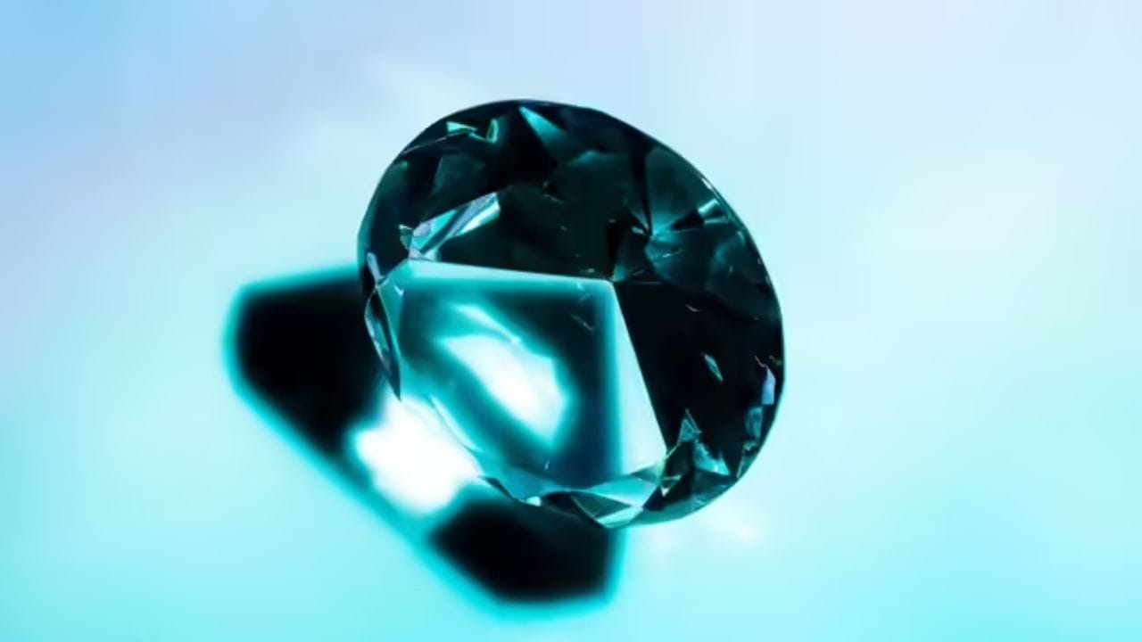 નીતા અંબાણી જે પેરાઇબા ટૂરમાલાઇન પહેરે છે તે એક ખૂબ જ કિંમતી રત્ન છે. તે વાદળી, લીલો જેવા થોડા જ રંગોમાં ઉપલબ્ધ છે. તેજસ્વીતાની દ્રષ્ટિએ, અન્ય કોઈ રત્ન આ રત્ન સાથે મેળ ખાઈ શકે નહીં. 