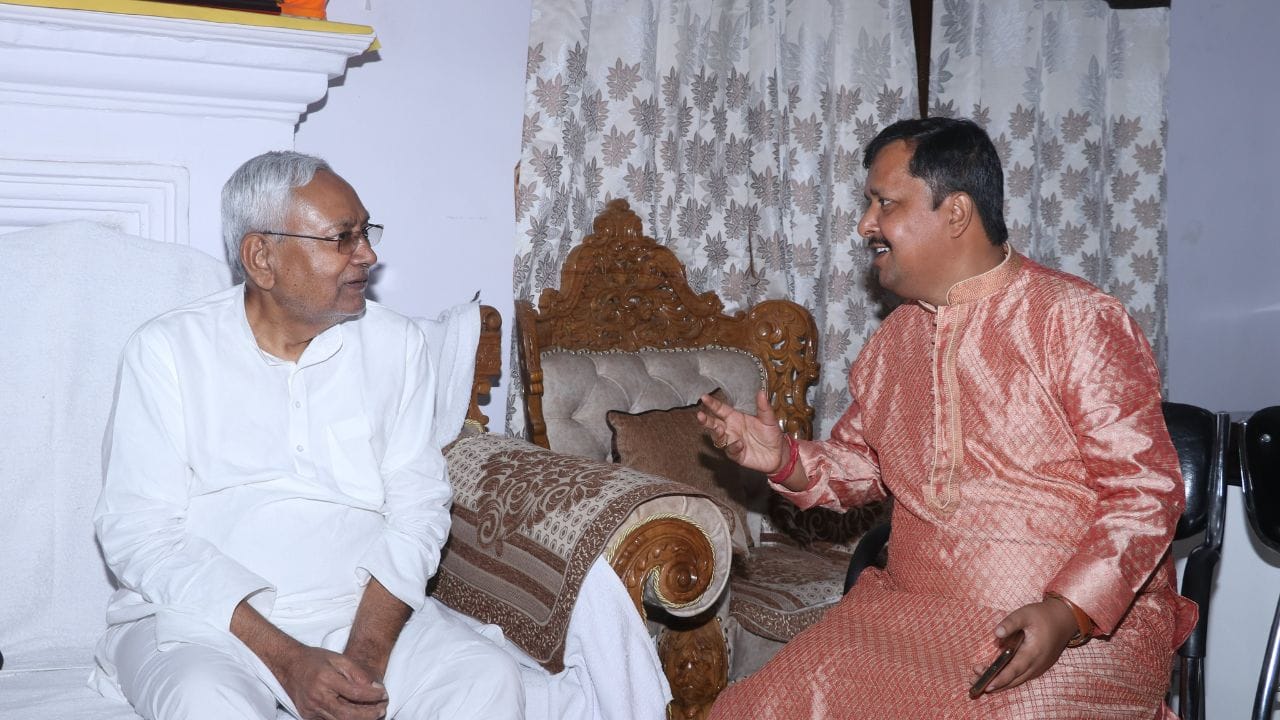 નીતિન નબીન સિંહાનો જન્મ 23 મે 1980ના રોજ ઝારખંડના રાંચીમાં થયો હતો. તેઓ ભાજપના દિગ્ગજ નેતા અને ભૂતપૂર્વ ધારાસભ્ય નવીન કિશોર પ્રસાદ સિંહાના દીકરા છે.  