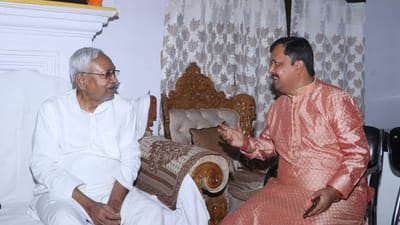 નીતિન નબીન સિંહાનો જન્મ 23 મે 1980ના રોજ ઝારખંડના રાંચીમાં થયો હતો. તેઓ ભાજપના દિગ્ગજ નેતા અને ભૂતપૂર્વ ધારાસભ્ય નવીન કિશોર પ્રસાદ સિંહાના દીકરા છે.  