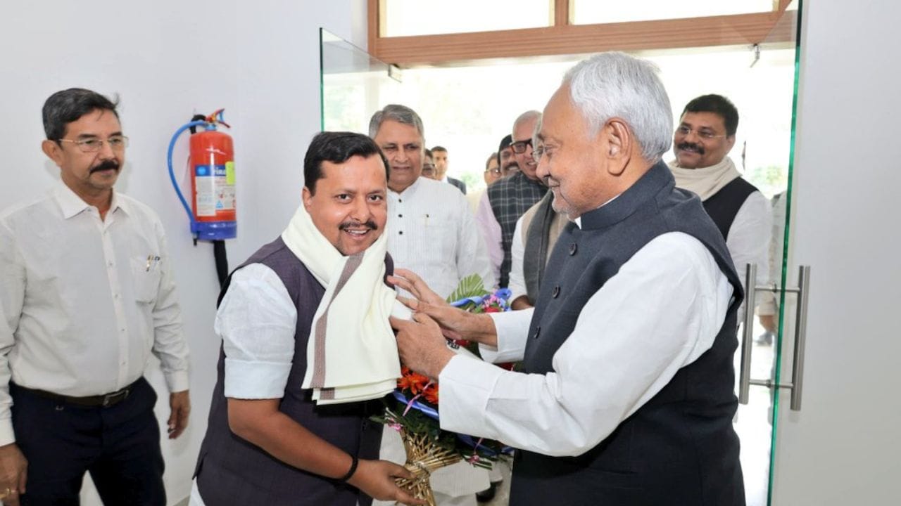 નીતિન નબીને 2025ની વિધાનસભા ચૂંટણી માટે તેમની મિલકતની વિગતો રજૂ કરી હતી. તેમણે જણાવ્યું હતું કે તેઓ 45 વર્ષના છે અને 12 પાસ છે. તેના પર પાંચ ફોજદારી કેસ પેન્ડિંગ છે. 