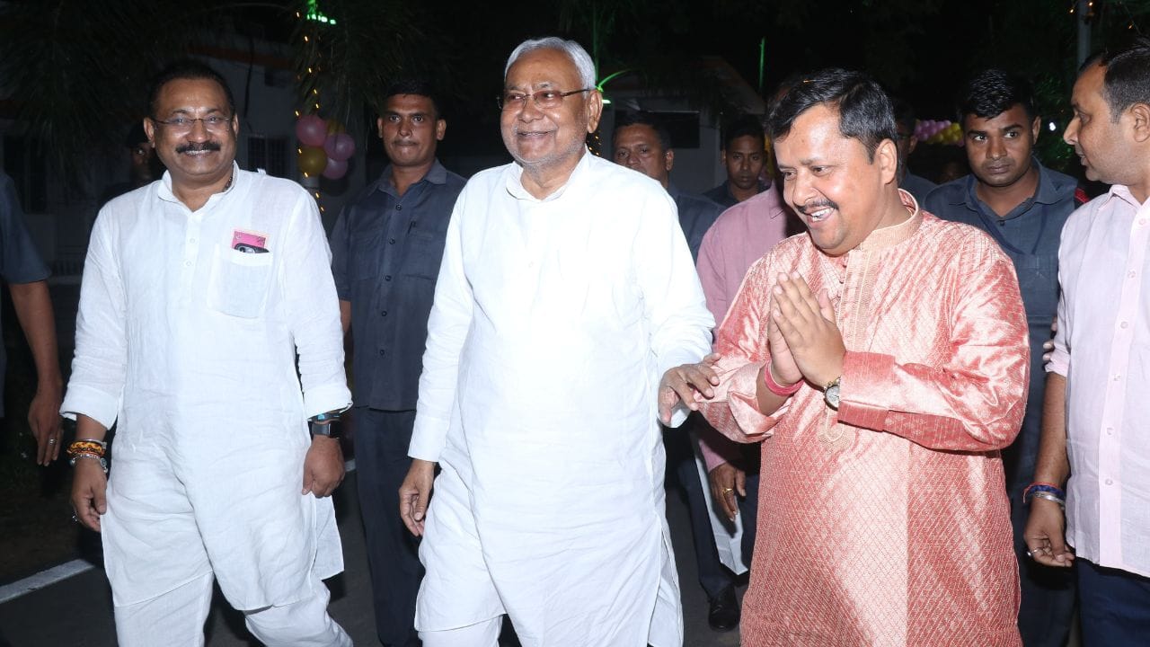 તેમણે 1998માં દિલ્હીની સી. એસ. કે. એમ. પબ્લિક સ્કૂલમાંથી તેમનું શિક્ષણ પૂર્ણ કર્યું છે.નવીન2006માં પટના પશ્ચિમથી પેટાચૂંટણીમાં પહેલી ચૂંટણી જીત્યા અને બિહાર વિધાનસભાના સભ્ય બન્યા હતા.