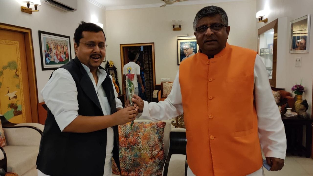 2006માં, તેમણે પટના પશ્ચિમથી વિધાનસભા પેટાચૂંટણી લડી અને પહેલી વાર ધારાસભ્ય બન્યા. ત્યારથી તેઓ સતત જીત્યા છે. કાયસ્થ સમુદાયમાંથી આવતા, નવીનનો જન્મ ઝારખંડના રાંચીમાં (23 મે, 1980) થયો હતો અને તેઓ દિવંગત પીઢ ભાજપ નેતા નવીન કિશોર પ્રસાદ સિંહાના દીકરા છે. 