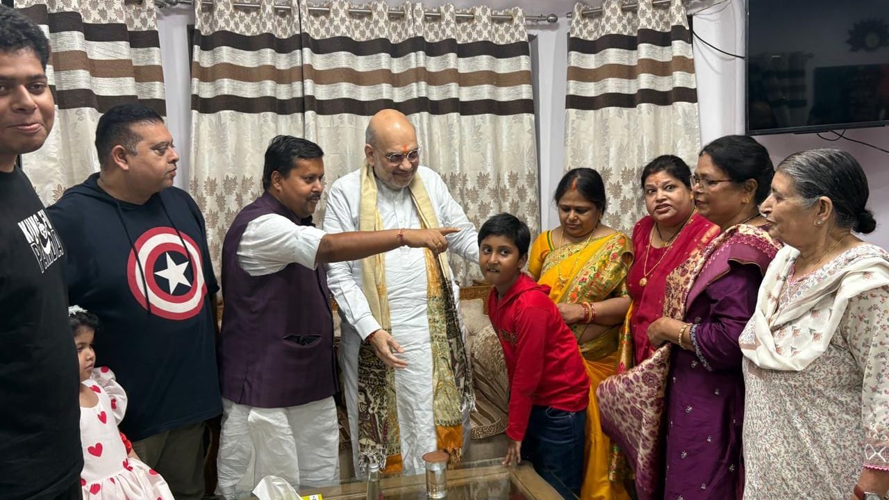 નબીનને એક પુત્ર અને એક પુત્રી છે. તેઓ 2006 માં તેમની પહેલી પેટાચૂંટણીથી ભારે બહુમતીથી ચૂંટણી જીતવા માટે જાણીતા છે, જેમાં તેઓ લગભગ 60,000 મતોથી જીત્યા હતા. આ વર્ષના અંતમાં યોજાયેલી ચૂંટણીમાં, તેઓ 51,000 થી વધુ મતોથી જીત્યા હતા.