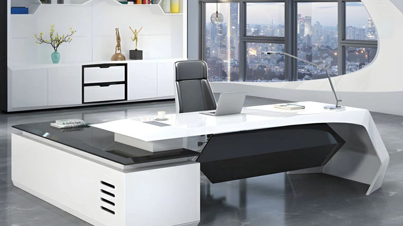 વાસ્તુ શાસ્ત્ર અનુસાર ઓફિસ ડેસ્ક પર રહેલી કેટલીક વસ્તુઓ પ્રગતિ, નાણાકીય લાભ અને માનસિક શાંતિને અસર કરી શકે છે. તો, વાસ્તુના આધારે, કઈ વસ્તુઓ ઓફિસ ડેસ્ક પર બિલકુલ ન રાખવી જોઈએ તે જાણીએ.
