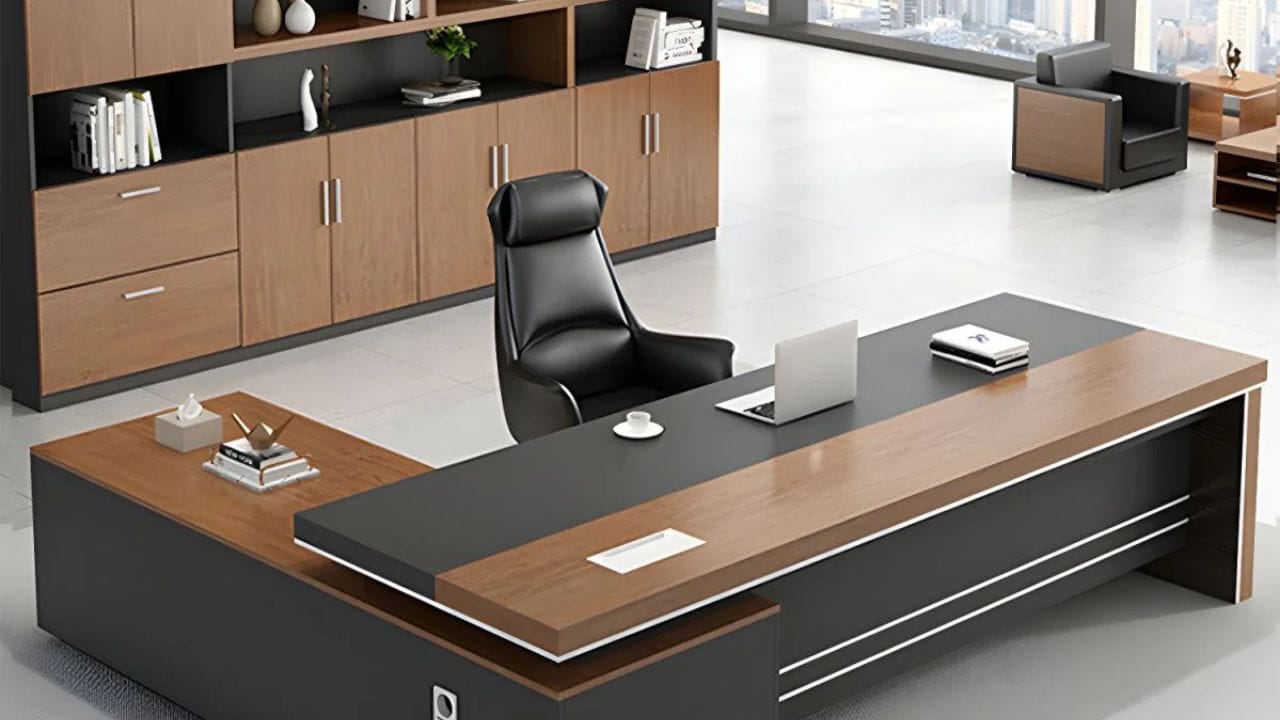 ગંદા વાસણો કે બચેલો ખોરાક: વાસ્તુ શાસ્ત્ર અનુસાર ગંદા વાસણો અને બચેલો ખોરાક ક્યારેય ઓફિસ ડેસ્ક પર ન રાખવો જોઈએ. આવું કરવું વાસ્તુ અને સ્વચ્છતા બંને દ્રષ્ટિકોણથી અશુભ માનવામાં આવે છે. ગંદા કપ, પ્લેટો કે બચેલો ખોરાક ડેસ્ક પર રાખવાથી નકારાત્મકતા વધે છે, આસપાસની ઉર્જા પ્રદૂષિત થાય છે. એકાગ્રતામાં અવરોધ આવે છે અને સ્વાસ્થ્ય પર પણ નકારાત્મક અસર પડે છે.
