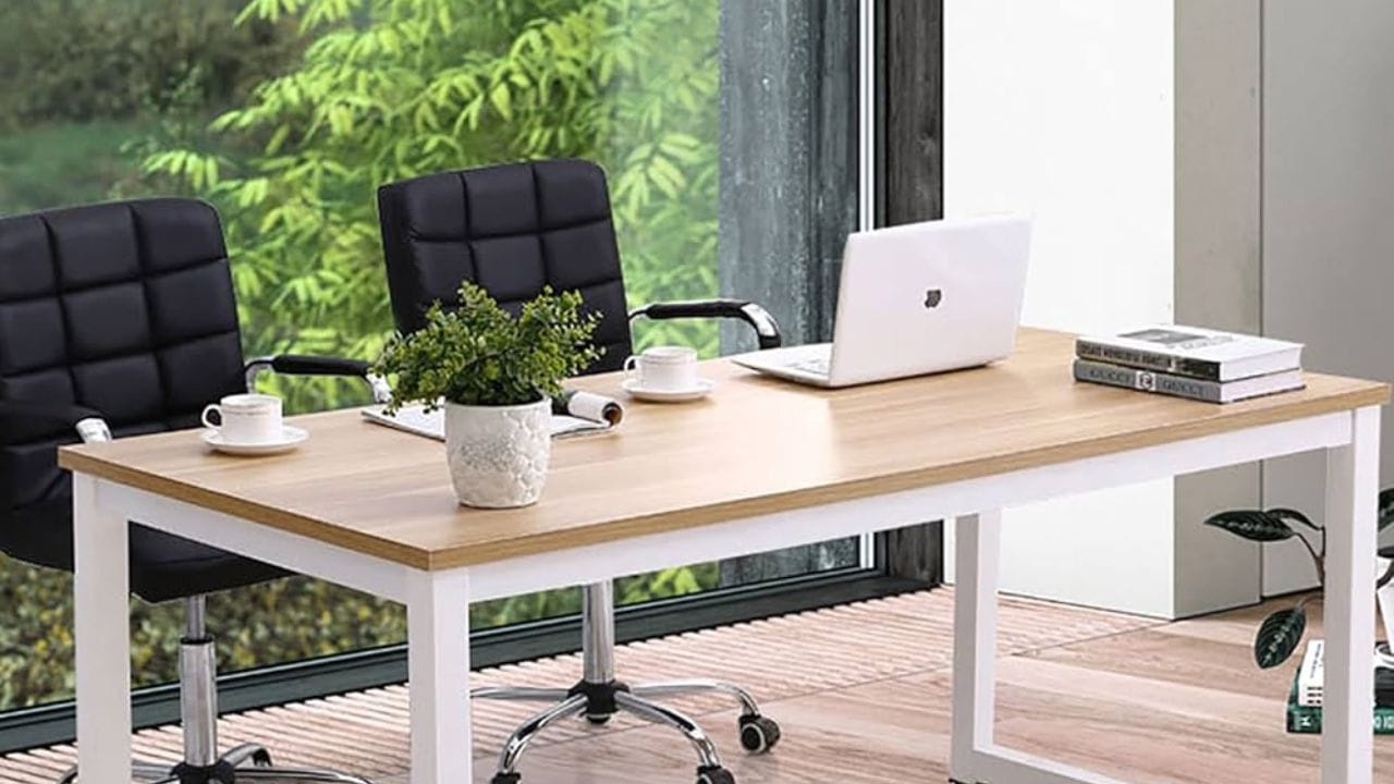 હિંસક ફોટા: કોઈપણ હિંસક ફોટા, જંગલી પ્રાણીઓની આક્રમક મૂર્તિઓ અથવા યુદ્ધ સંબંધિત કોઈપણ શોપીસ ઓફિસ ડેસ્ક પર ન રાખવી જોઈએ. આ નકારાત્મક વિચારો પેદા કરે છે, તણાવ વધારે છે અને સાથીદારો સાથેના સંબંધોને બગાડી શકે છે.
