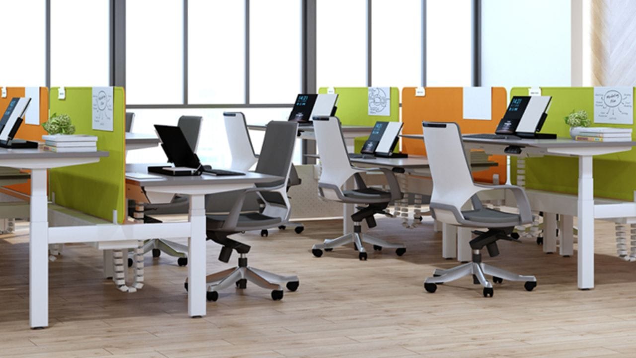 તૂટેલી અથવા ફાટેલી વસ્તુઓ: તૂટેલી અથવા ફાટેલી વસ્તુઓ નકારાત્મક ઉર્જા આકર્ષે છે. તેથી તૂટેલી પેન, શોપીસ, તૂટેલો કમ્પ્યુટર માઉસ અથવા અન્ય કોઈપણ તૂટેલી અથવા ફાટેલી વસ્તુઓ તમારા ઓફિસ ડેસ્ક પર રાખવાનું ટાળો. આ કામમાં અવરોધ લાવી શકે છે અને નાણાકીય નુકસાન પણ કરી શકે છે.
