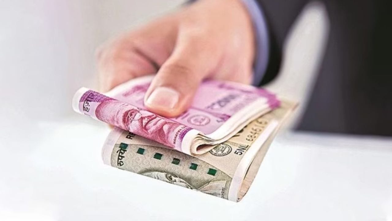 જીવનમાં કટોકટી ક્યારેય પહેલાથી જાણ કરી ને આવતી નથી. જો અચાનક બીમારી, તબીબી સારવાર અથવા અન્ય તાત્કાલિક ખર્ચને કારણે બચત ઓછી થઈ જાય, તો પર્સનલ લોન અનુકૂળ ઉપાય પૂરો પાડે છે. સારી વાત એ છે કે પર્સનલ લોન મેળવવા માટે કોલેટરલ અથવા મિલકત કોલેટરલની જરૂર નથી. જો કે, એક મહત્વપૂર્ણ પ્રશ્ન ઘણીવાર ઉદ્ભવે છે: જો લોન લેનારનું મૃત્યુ થાય, તો બાકીનું દેવું કોણ ચૂકવશે? ચાલો અહીં જાણીએ