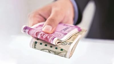 જીવનમાં કટોકટી ક્યારેય પહેલાથી જાણ કરી ને આવતી નથી. જો અચાનક બીમારી, તબીબી સારવાર અથવા અન્ય તાત્કાલિક ખર્ચને કારણે બચત ઓછી થઈ જાય, તો પર્સનલ લોન અનુકૂળ ઉપાય પૂરો પાડે છે. સારી વાત એ છે કે પર્સનલ લોન મેળવવા માટે કોલેટરલ અથવા મિલકત કોલેટરલની જરૂર નથી. જો કે, એક મહત્વપૂર્ણ પ્રશ્ન ઘણીવાર ઉદ્ભવે છે: જો લોન લેનારનું મૃત્યુ થાય, તો બાકીનું દેવું કોણ ચૂકવશે? ચાલો અહીં જાણીએ