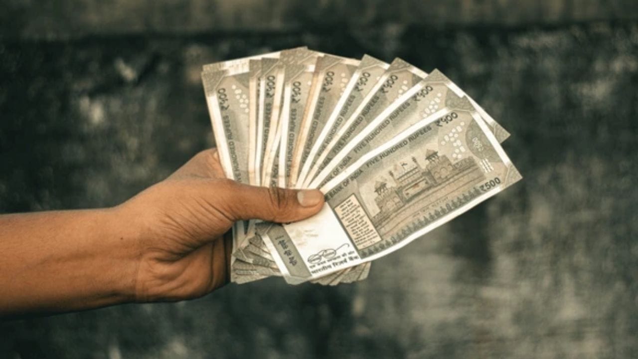 પરિવારે કયા પગલાં લેવા જોઈએ?: લોન લેનારના મૃત્યુની ઘટનામાં, પરિવારે પહેલા બેંકને જાણ કરવી જોઈએ અને મૃત્યુ પ્રમાણપત્ર સબમિટ કરવું જોઈએ. પછી બેંક તેના નિયમો અનુસાર વીમા દાવા અથવા વસૂલાત પ્રક્રિયા શરૂ કરે છે. સમયસર માહિતી આપવાથી પરિવારને બિનજરૂરી માનસિક તણાવથી બચાવી શકાય છે.