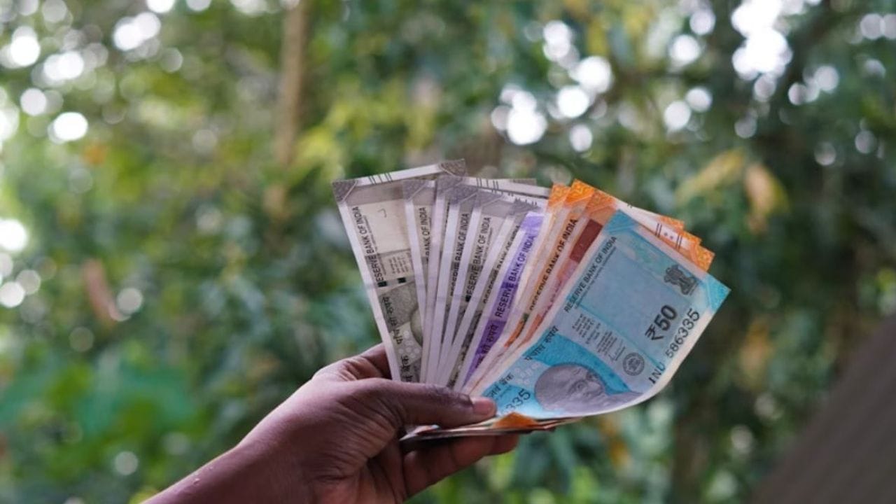 પરિવાર પર સીધું દેવું નથી આવતું: એ નોંધવું અગત્યનું છે કે મૃતકના પરિવાર અથવા નોમિનીને વ્યક્તિગત લોન ચૂકવવા માટે દબાણ કરી શકાતું નથી જ્યાં સુધી તે વ્યક્તિ વતી દેવું ચૂકવનાર કે ગેરંટર ના હોય. જો મિલકત સંપૂર્ણ રકમ આવરી લેતી નથી અને કોઈ ગેરંટર નથી, તો ઘણા કિસ્સાઓમાં બેંકને નુકસાન તરીકે રાઈટ ઓફ કરવાની ફરજ પડી શકે છે.